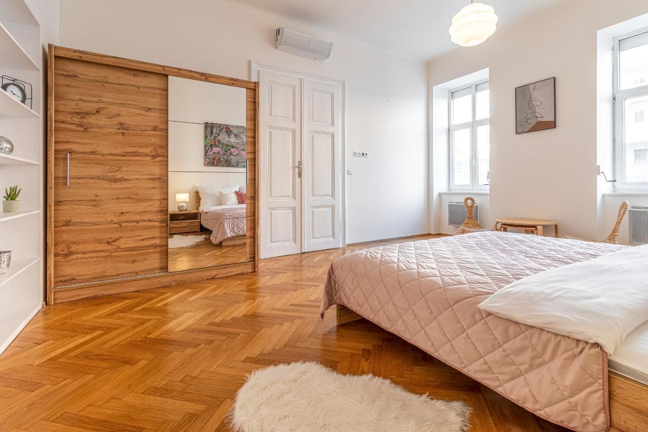Stylish Luxury Flat In Old Town Appartement Bratislava Buitenkant foto