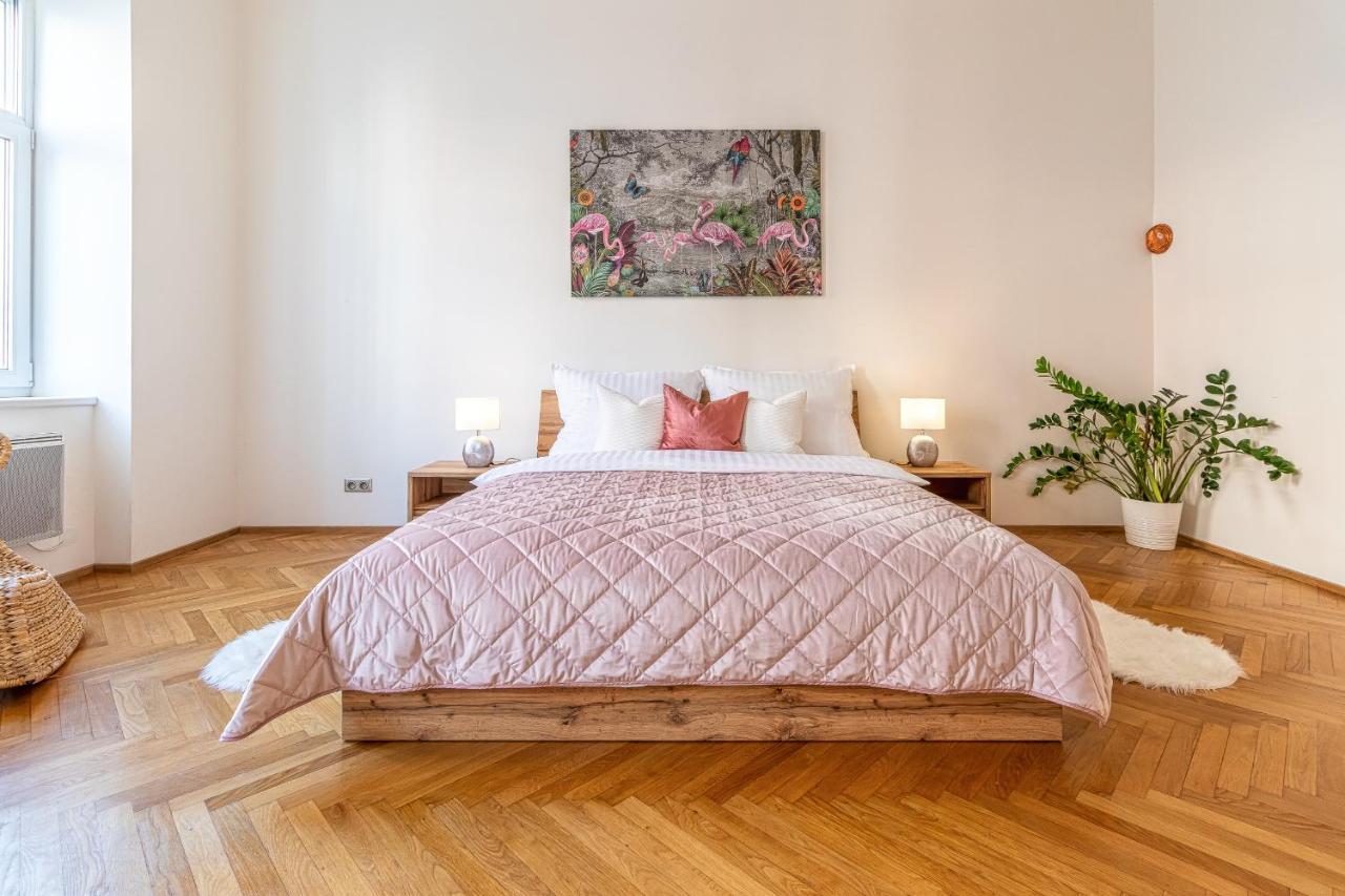 Stylish Luxury Flat In Old Town Appartement Bratislava Buitenkant foto